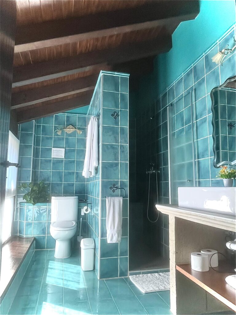 Baño con azulejo turquesa