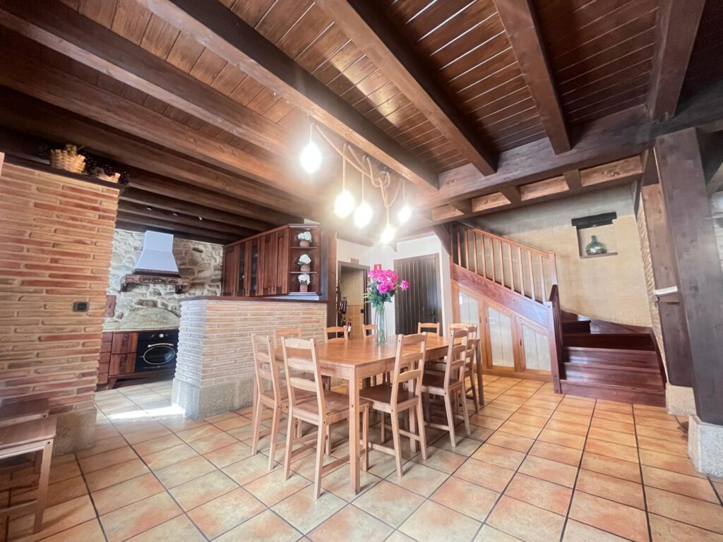 Comedor con mesa grande y cocina