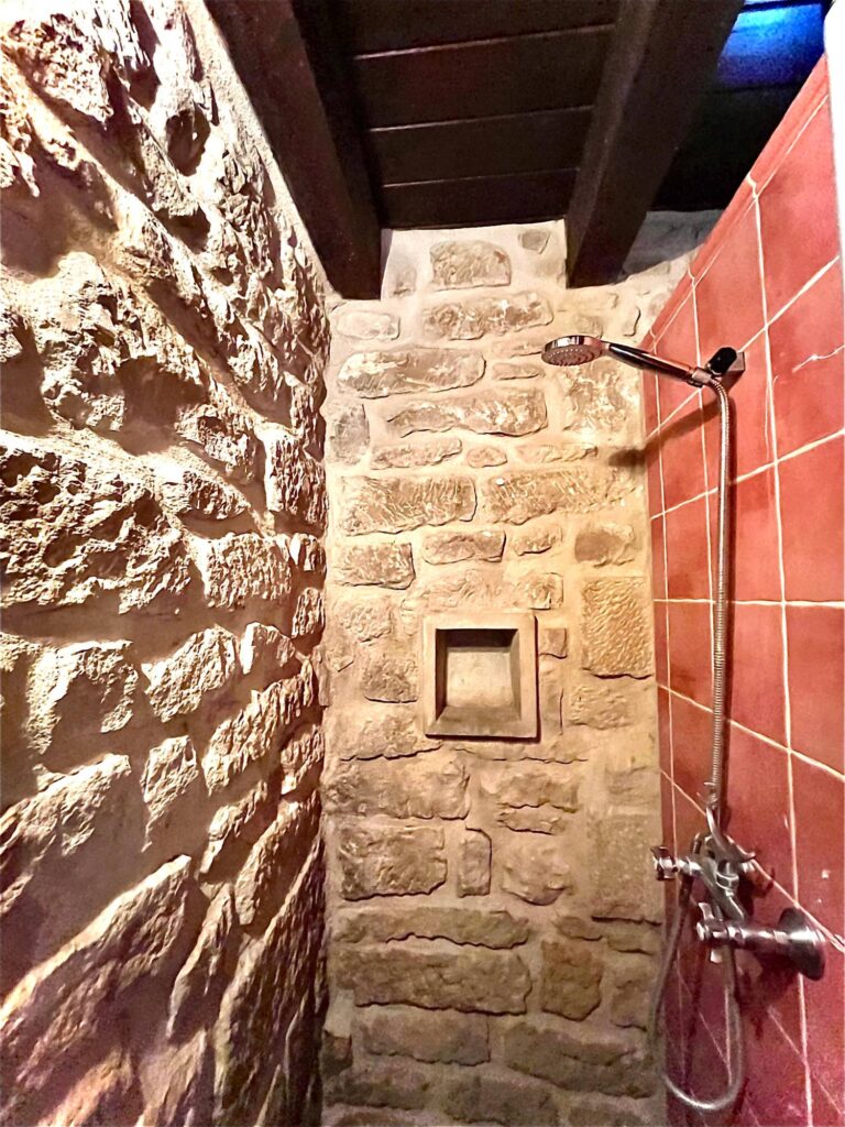 Ducha con paredes de piedra