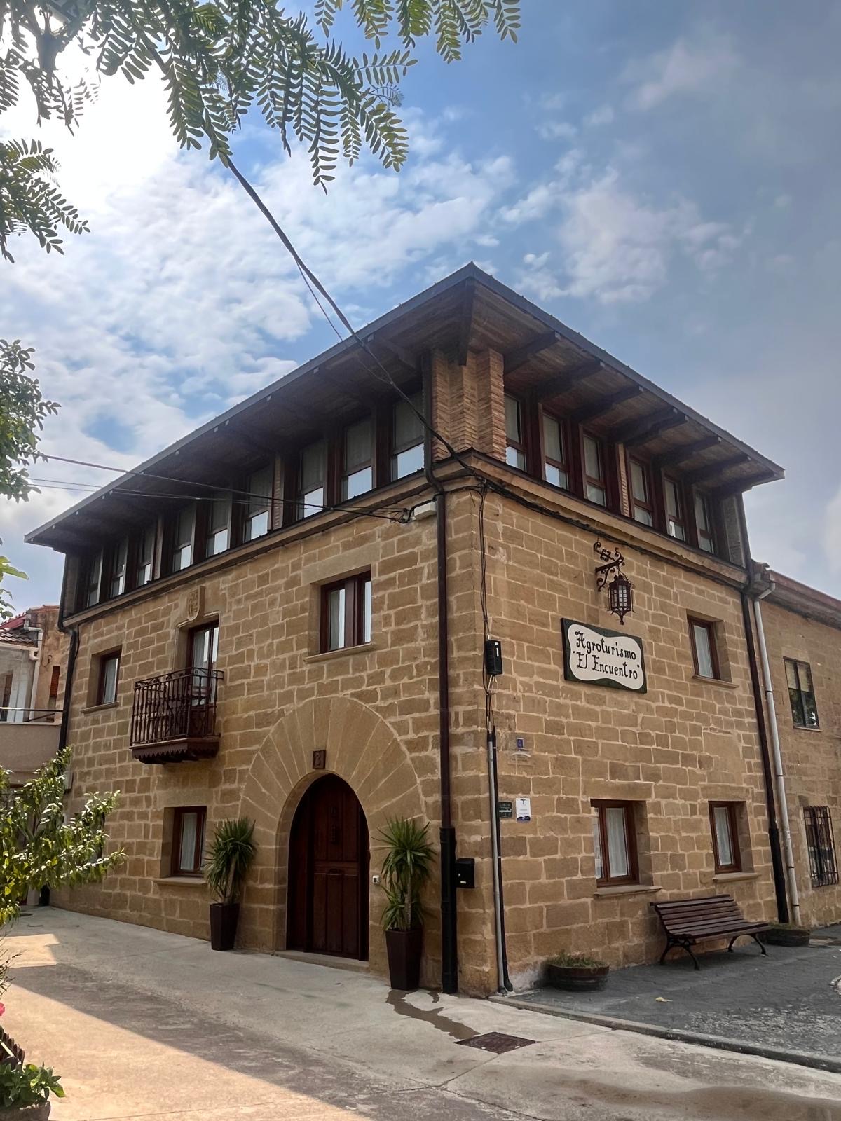 Fachada de piedra del Agroturismo El Encuentro en Leza