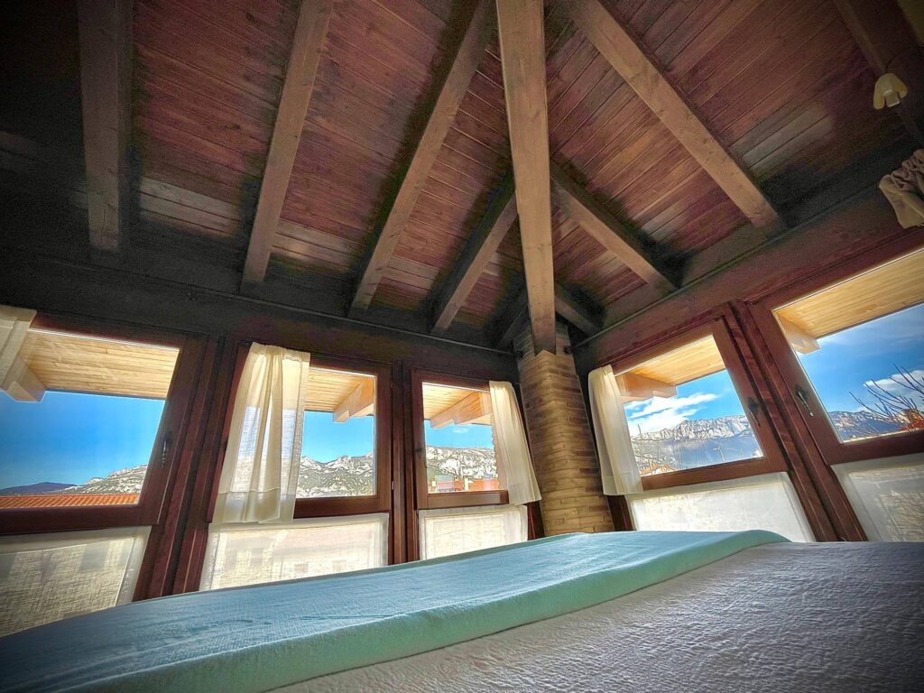 Habitación abuhardillada con vistas a la sierra
