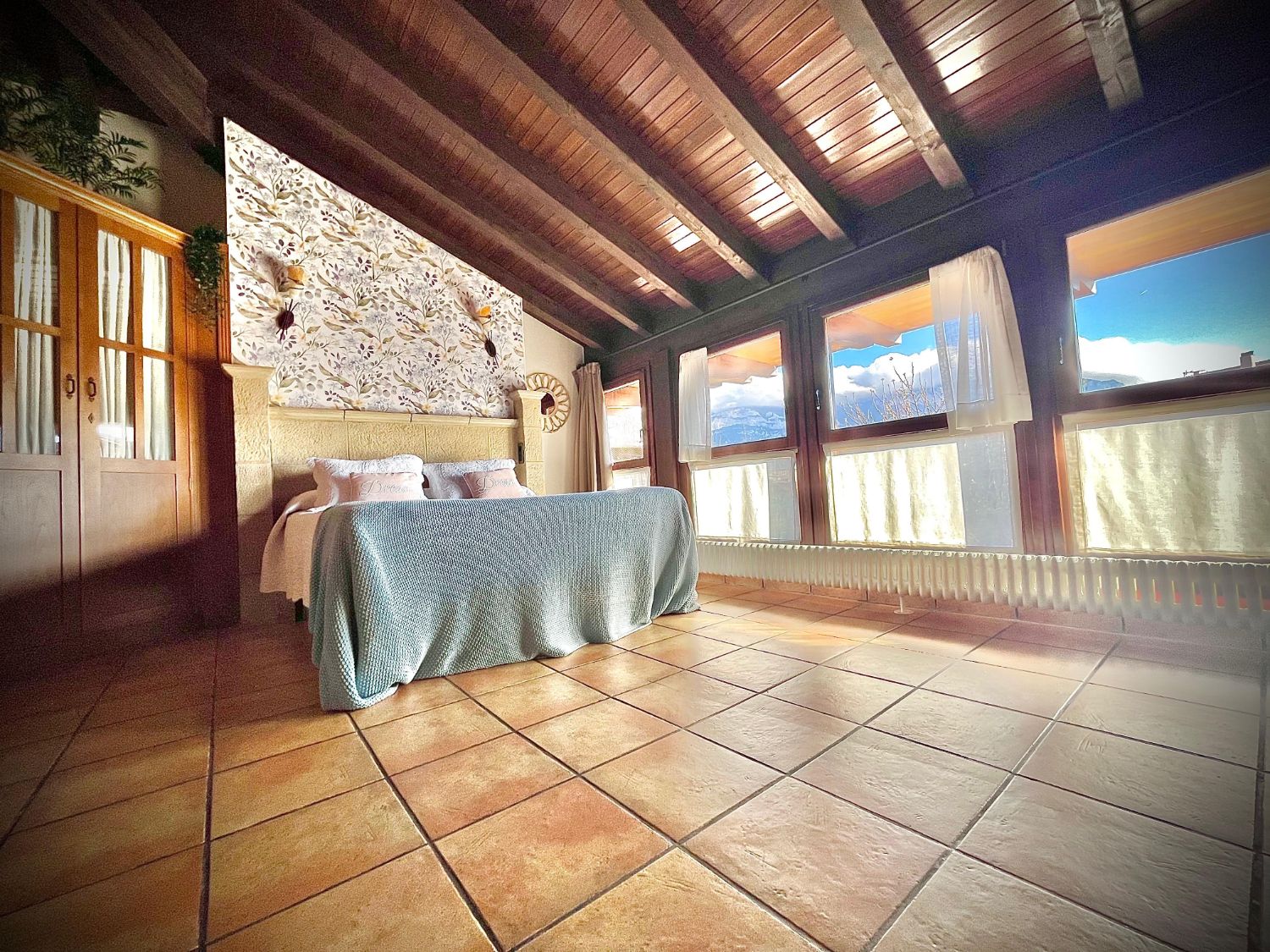 Habitación amplia con ventanales y vistas a la montaña