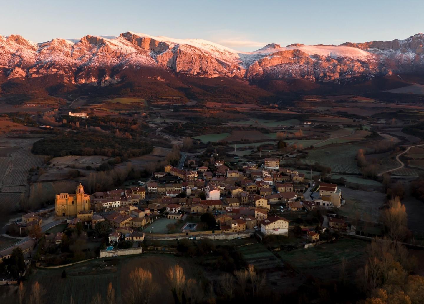 Vista aérea de Leza al amanecer con la sierra nevada