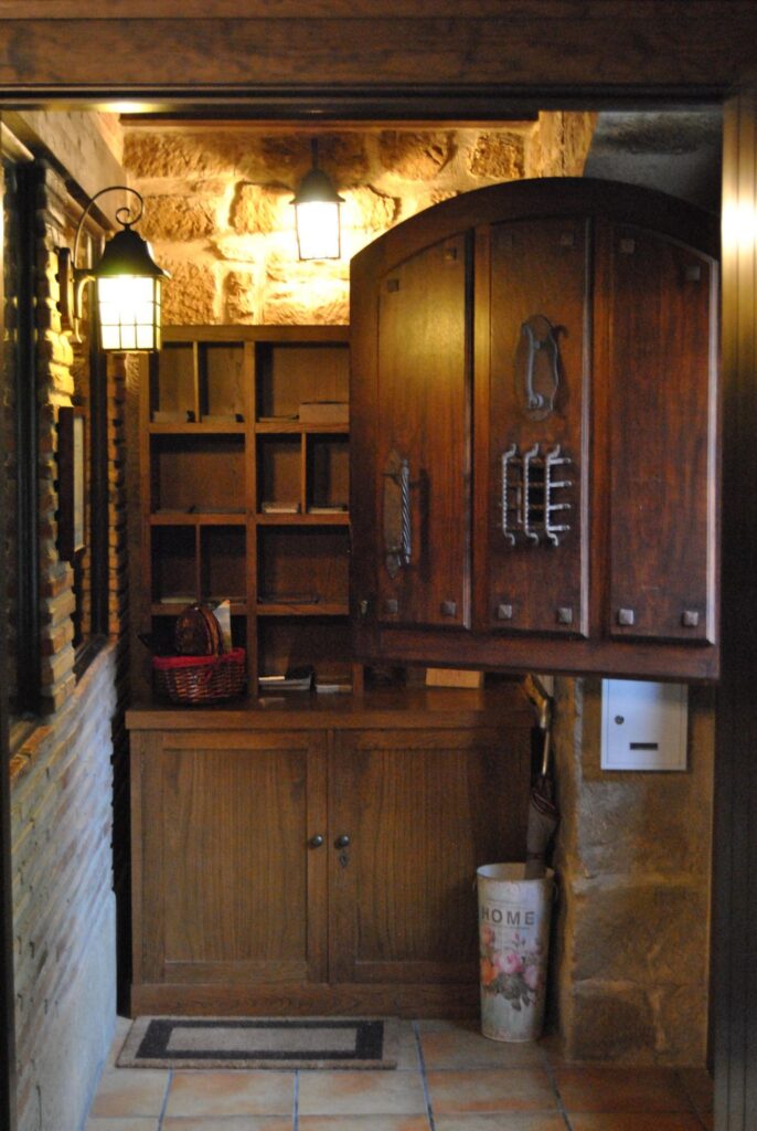 Recepción con puerta de madera tallada