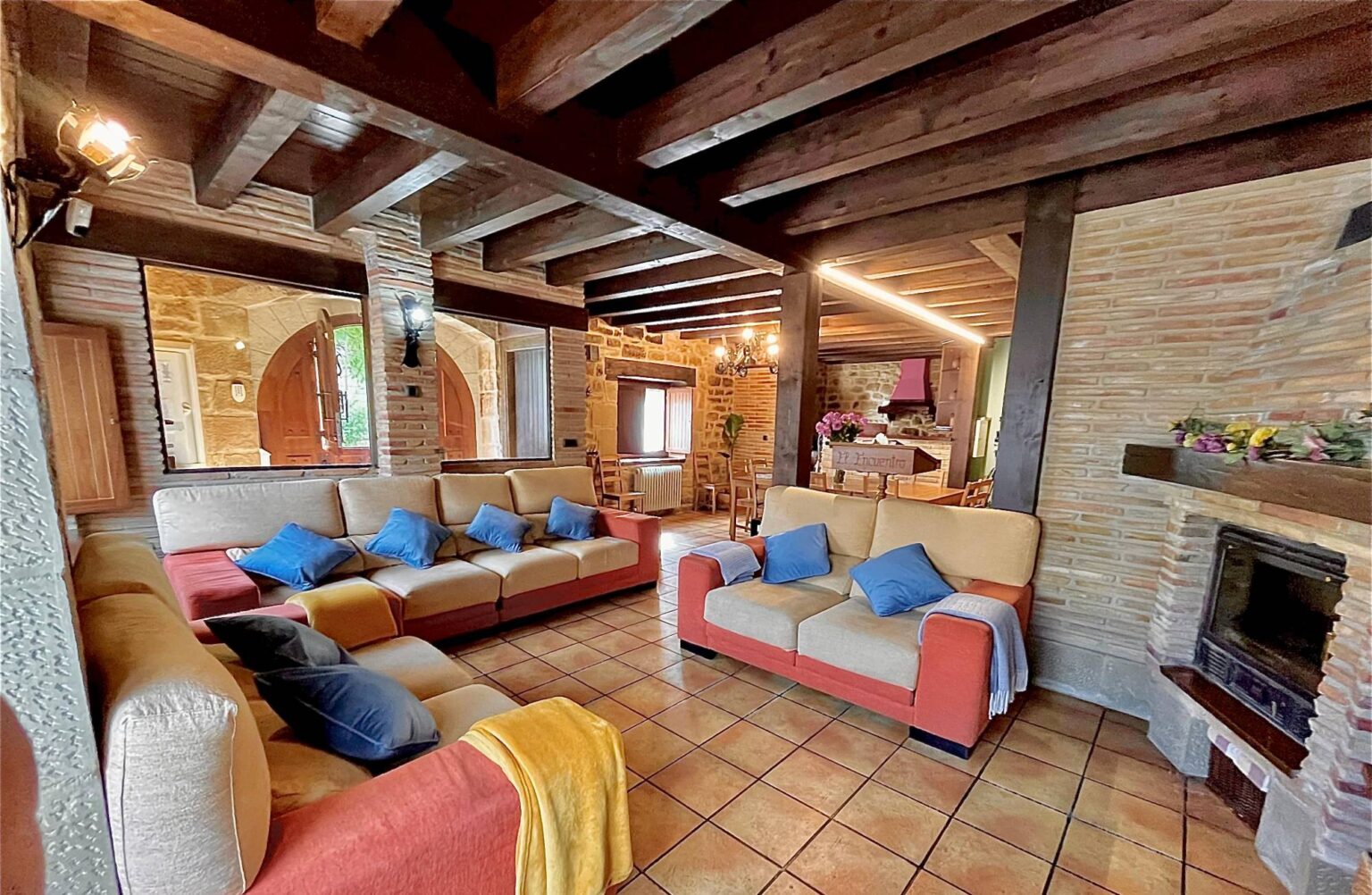 Salón con sofás y chimenea